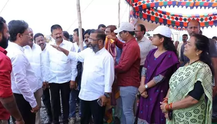 రూ.16.10 కోట్లతో భద్రకాళి చెరువు పూడికతీతకు పనుల ప్రారంభం రూ.16.10 కోట్లతో భద్రకాళి చెరువు పూడికతీతకు పనుల ప్రారంభం