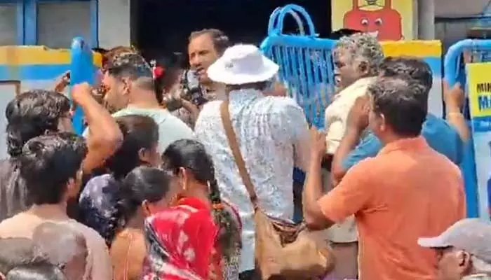 విజయవాడలో గ్యాస్ ఏజెన్సీల వద్ద ఉద్రిక్తత.. సిలిండర్ల కోసం ప్రజల ఆందోళన విజయవాడలో గ్యాస్ ఏజెన్సీల వద్ద ఉద్రిక్తత.. సిలిండర్ల కోసం ప్రజల ఆందోళన