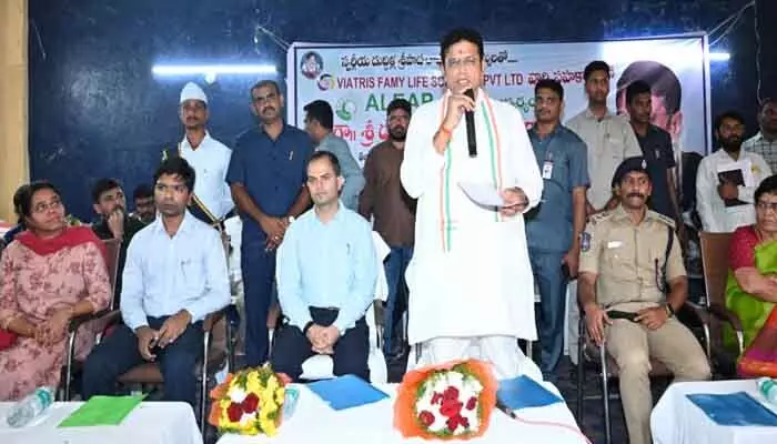 మహిళల ఆర్థికాభివృద్దికి అత్యంత ప్రాధాన్యం : మంత్రి శ్రీధర్ బాబు మహిళల ఆర్థికాభివృద్దికి అత్యంత ప్రాధాన్యం : మంత్రి శ్రీధర్ బాబు