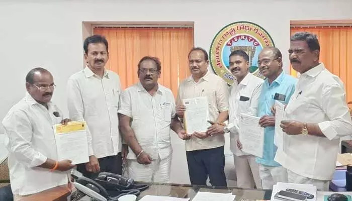 TG: ప్రభుత్వానికి ఆర్టీసీ కార్మికుల డెడ్లైన్ TG: ప్రభుత్వానికి ఆర్టీసీ కార్మికుల డెడ్లైన్