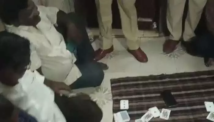 పేకాట స్థావరంపై పోలీసుల దాడి.. 10 మంది అరెస్టు పేకాట స్థావరంపై పోలీసుల దాడి.. 10 మంది అరెస్టు