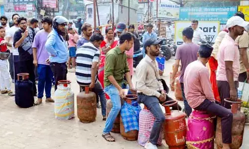 గ్యాస్ కొరత లేదంటున్న సర్కార్.. అయినా ఏజెన్సీల వద్ద జనం క్యూ!