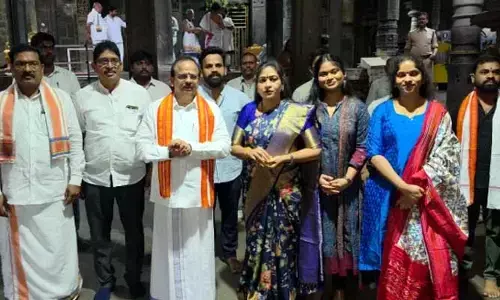 గ్యాస్ సరఫరాపై వదంతులు నమ్మొద్దు.. సింహాద్రి అప్పన్నను దర్శించుకున్న హోంమంత్రి
