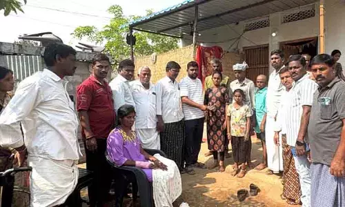 మృతుడి కుటుంబానికి మిత్ర బృందం రూ. 1లక్షా 6వేల ఆర్థిక‌ సాయం