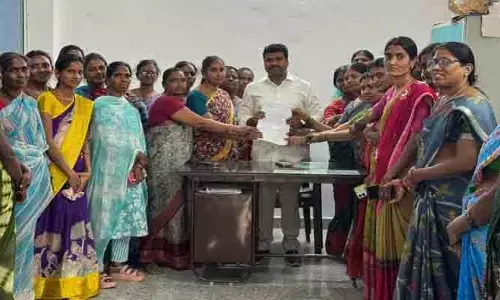 మహిళలు అన్ని రంగాల్లో రాణించాలి :  ఎమ్మెల్యే మేడిప‌ల్లి స‌త్యం