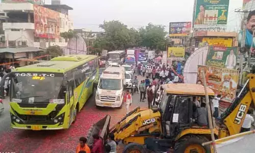 బండి సంజయ్ పాదయాత్రతో ట్రాఫిక్ రద్దీ