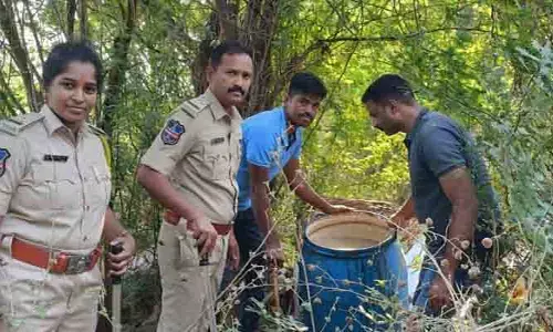 నాటు సారా తయారీ స్థావరాలపై ఎక్సైజ్ అధికారులు దాడులు