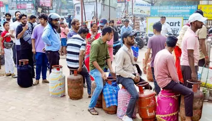 గ్యాస్ కొరత లేదంటున్న సర్కార్.. అయినా ఏజెన్సీల వద్ద జనం క్యూ! గ్యాస్ కొరత లేదంటున్న సర్కార్.. అయినా ఏజెన్సీల వద్ద జనం క్యూ!