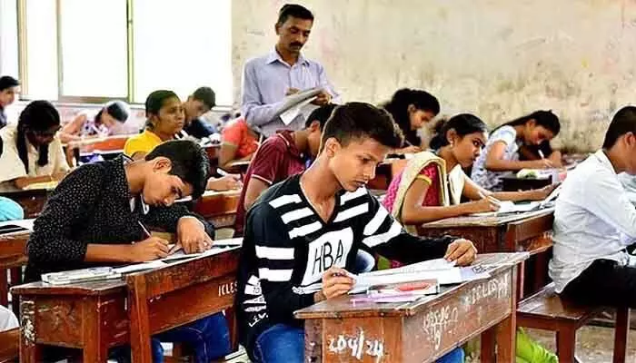 రాష్ట్రవ్యాప్తంగా పది పరీక్షలు ప్రారంభం.. ఒక్క నిమిషం ఆలస్యమైనా నో ఎంట్రీ రాష్ట్రవ్యాప్తంగా పది పరీక్షలు ప్రారంభం.. ఒక్క నిమిషం ఆలస్యమైనా నో ఎంట్రీ