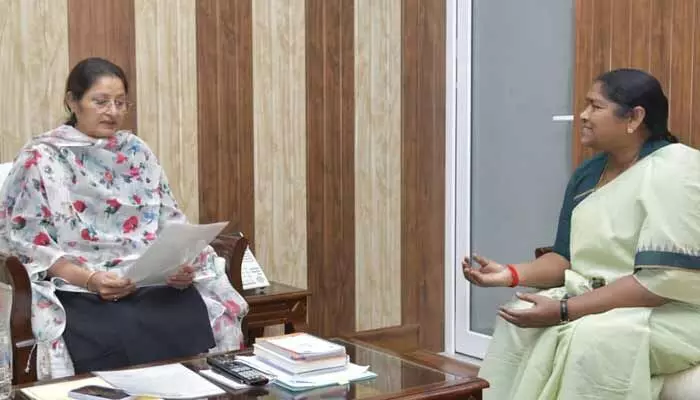Seethakka: సిబ్బంది వేతనాలు పెంచండి.. కేంద్ర మంత్రికి సీతక్క విజ్ఞప్తి Seethakka: సిబ్బంది వేతనాలు పెంచండి.. కేంద్ర మంత్రికి సీతక్క విజ్ఞప్తి