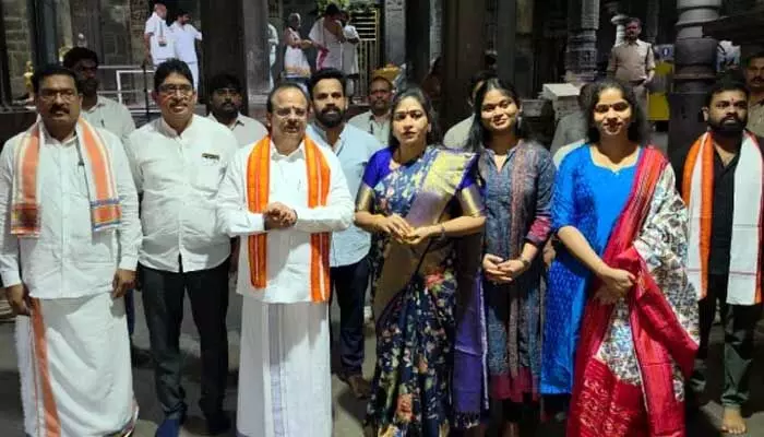 గ్యాస్ సరఫరాపై వదంతులు నమ్మొద్దు.. సింహాద్రి అప్పన్నను దర్శించుకున్న హోంమంత్రి గ్యాస్ సరఫరాపై వదంతులు నమ్మొద్దు.. సింహాద్రి అప్పన్నను దర్శించుకున్న హోంమంత్రి