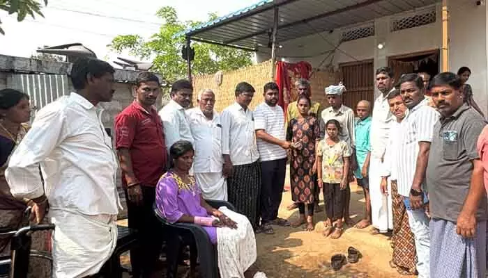మృతుడి కుటుంబానికి మిత్ర బృందం రూ. 1లక్షా 6వేల ఆర్థిక సాయం మృతుడి కుటుంబానికి మిత్ర బృందం రూ. 1లక్షా 6వేల ఆర్థిక సాయం