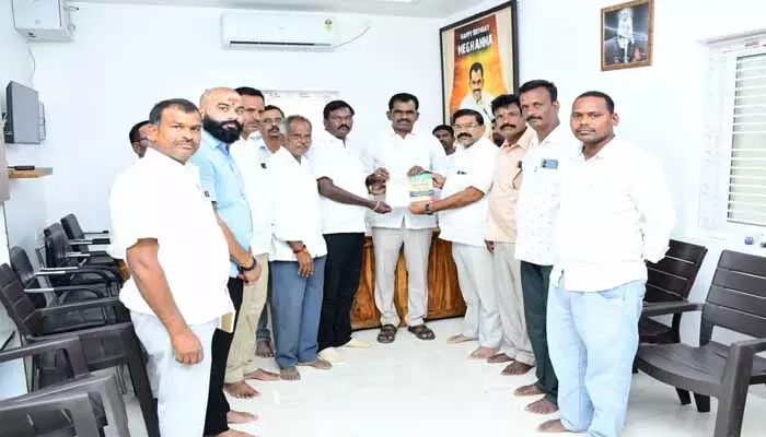 కోదండ రామాలయానికి ఎమ్మెల్యే మేఘారెడ్డి విరాళం కోదండ రామాలయానికి ఎమ్మెల్యే మేఘారెడ్డి విరాళం