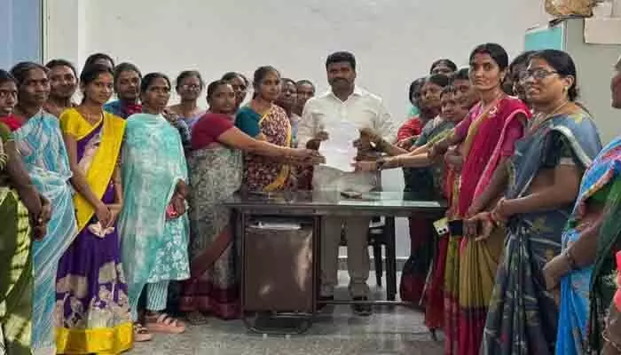 మహిళలు అన్ని రంగాల్లో రాణించాలి : ఎమ్మెల్యే మేడిపల్లి సత్యం మహిళలు అన్ని రంగాల్లో రాణించాలి : ఎమ్మెల్యే మేడిపల్లి సత్యం