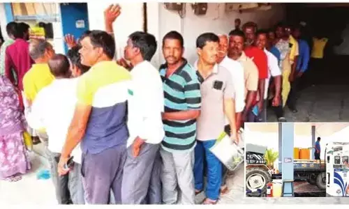 ఇబ్రహీంపట్నంలో గ్యాస్ కలకలం.. డ్రమ్ముల్లో డీజిల్ కొనుగోలు