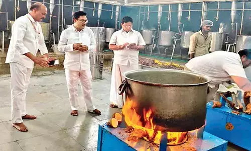 గ్యాస్ కొరత.. ద్వారకా తిరుమలలో కట్టెల పొయ్యిపై వంటలు
