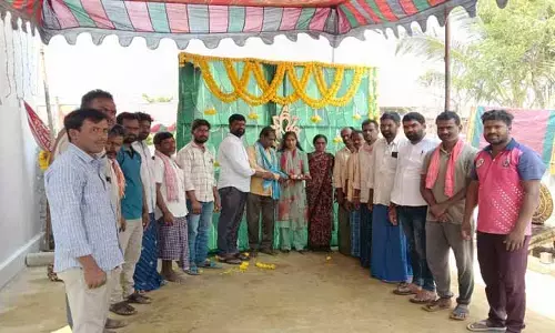 పేదింటి ఆడబిడ్డ పెళ్లి కానుకగా  రూ.10 వేల ఆర్థిక సాయం అందజేత