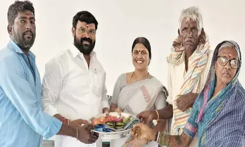 పేద కుటుంబానికి పుస్తె, మెట్టెలు అందజేత :  జీకేఆర్ ఫౌండేష‌న్ చైర్మ‌న్ కోన రాజ‌శేఖ‌ర్
