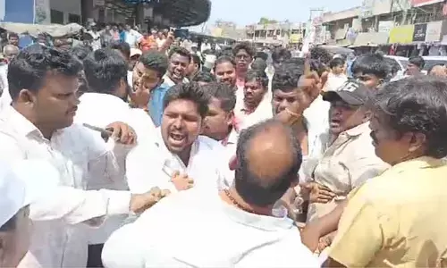 నడిరోడ్డుపై జనసేన నేతల బాహాబాహీ.. ఉద్రిక్తత