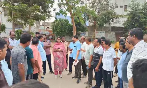 హుజురాబాద్ పాఠశాల మైదానంలో మున్సిపల్ చైర్‌పర్సన్ పర్యటన