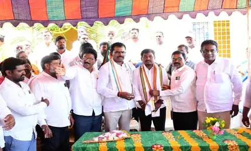 కాంగ్రెస్ కి జై కొట్టిన పోలికేపహాడ్  సర్పంచ్