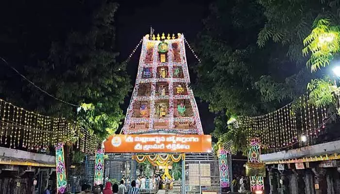 వైసీపీ ఎమ్మెల్యేకు షాకిచ్చిన శ్రీశైలం దేవస్థానం.. కాటేజీలు స్వాధీనం వైసీపీ ఎమ్మెల్యేకు షాకిచ్చిన శ్రీశైలం దేవస్థానం.. కాటేజీలు స్వాధీనం