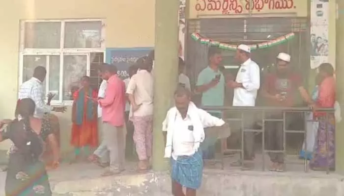 TG: ఘోర రోడ్డు ప్రమాదం.. స్పాట్లో ముగ్గురు మృతి TG: ఘోర రోడ్డు ప్రమాదం.. స్పాట్లో ముగ్గురు మృతి