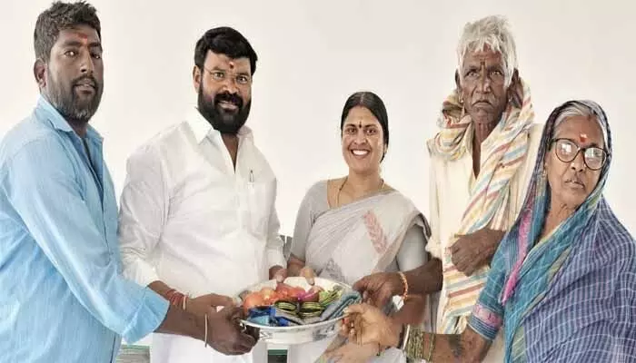 పేద కుటుంబానికి పుస్తె, మెట్టెలు అందజేత : జీకేఆర్ ఫౌండేషన్ చైర్మన్ కోన రాజశేఖర్ పేద కుటుంబానికి పుస్తె, మెట్టెలు అందజేత : జీకేఆర్ ఫౌండేషన్ చైర్మన్ కోన రాజశేఖర్
