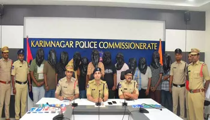 కరీంనగర్లో భారీ సైబర్ క్రైమ్ ముఠా గుట్టురట్టు కరీంనగర్లో భారీ సైబర్ క్రైమ్ ముఠా గుట్టురట్టు