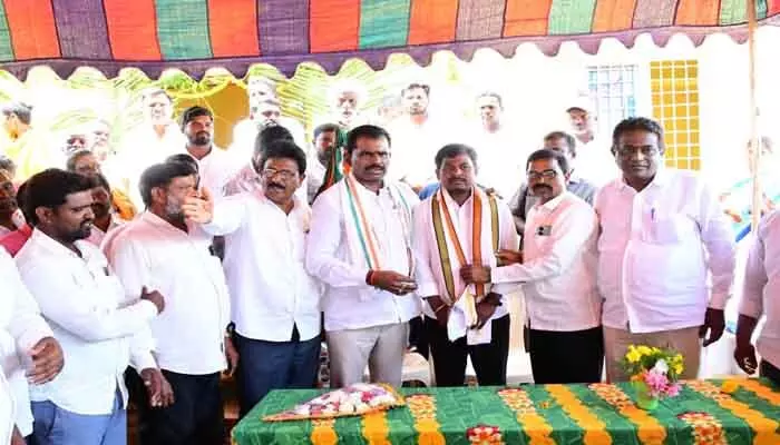 కాంగ్రెస్ కి జై కొట్టిన పోలికేపహాడ్ సర్పంచ్ కాంగ్రెస్ కి జై కొట్టిన పోలికేపహాడ్ సర్పంచ్