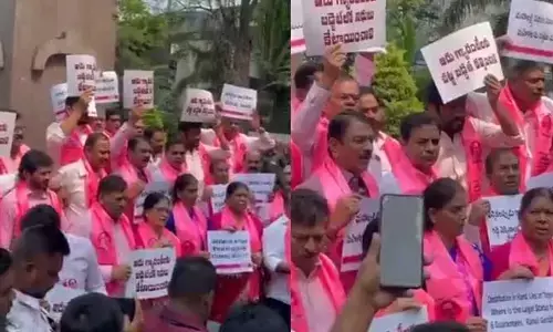 రైతులకు వెన్నుపోట్లు.. రాహుల్ గాంధీకి వెయ్యి కోట్లు అంటూ గన్‌పార్క్ వద్ద బీఆర్ఎస్ నిరసన