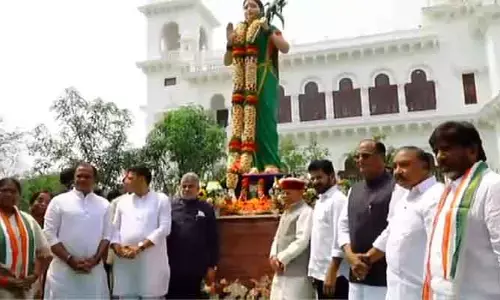అసెంబ్లీ ఆవరణలో తెలంగాణ తల్లి విగ్రహాన్ని ఆవిష్కరించిన గవర్నర్..