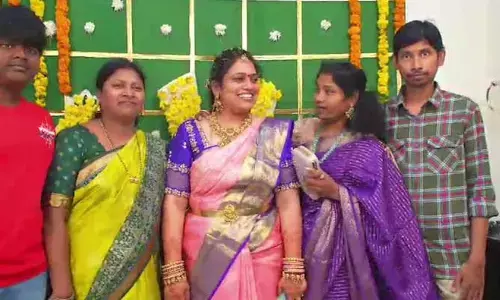 చిరునవ్వుల మధ్య చేదు నిజం: ఫొటో దిగుతూ కుప్పకూలిన మహిళ!