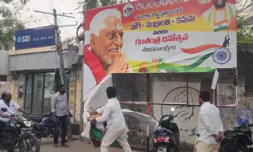 జీవన్ రెడ్డి ఇంటి ముందు కాంగ్రెస్ ఫ్లెక్సీల తొలగింపు