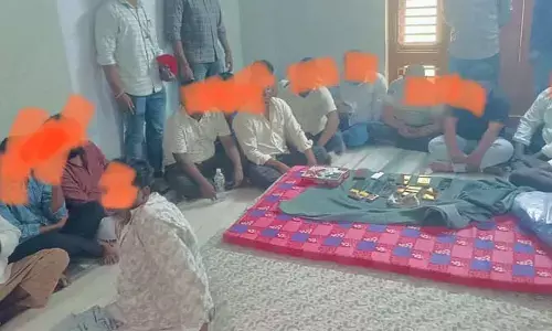 పోలీసుల మెరుపు దాడి.. 14 మంది పేకాట రాయుళ్ల అరెస్ట్