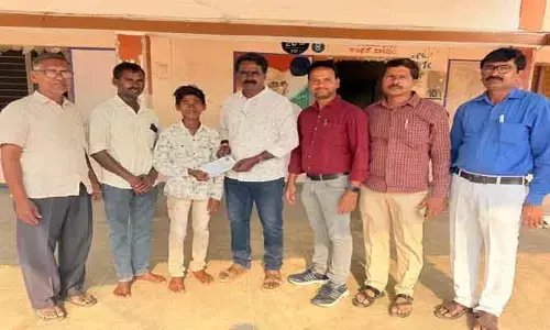 దిశ కథనానికి స్పందన‌..  ప‌దో త‌ర‌గ‌తి ప‌రీక్ష‌లు రాసేందుకు వ‌చ్చిన విద్యార్థి