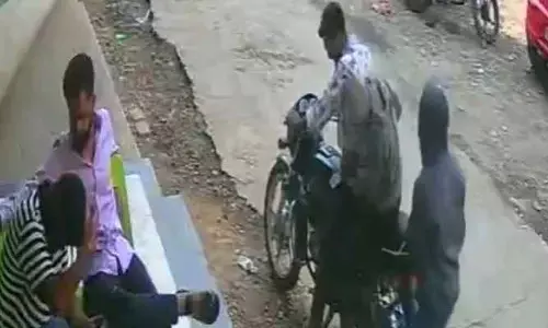 ప‌ట్ట ప‌గ‌లే విద్యార్థుల‌పై క‌త్తుల‌తో దాడి..షాకింగ్ వీడియో వైర‌ల్