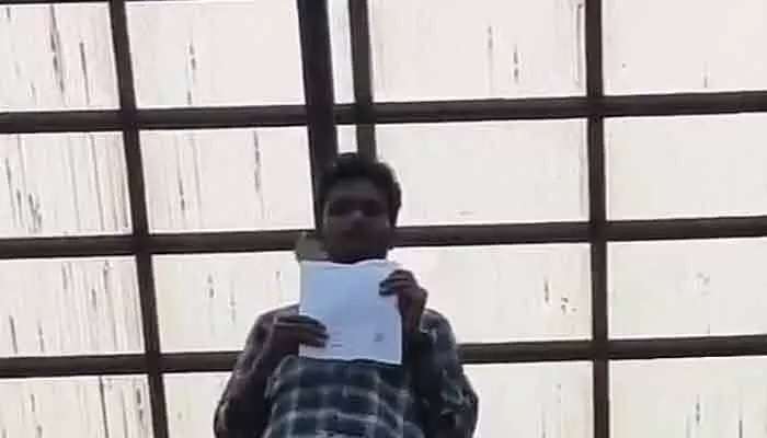 కలెక్టరేట్ భవనం ఎక్కి యువకుడి ఆత్మహత్యాయత్నం కలెక్టరేట్ భవనం ఎక్కి యువకుడి ఆత్మహత్యాయత్నం
