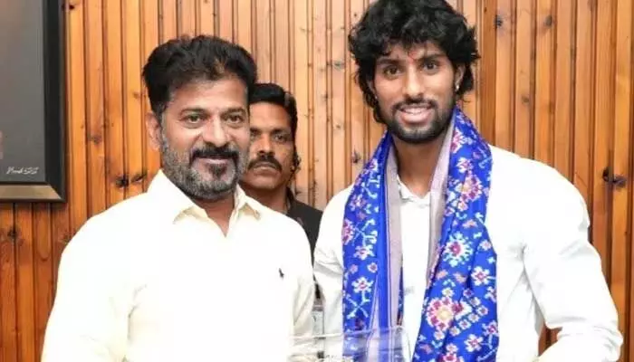 సీఎం రేవంత్ ఇంట్లో తిలక్ వర్మ సీఎం రేవంత్ ఇంట్లో తిలక్ వర్మ