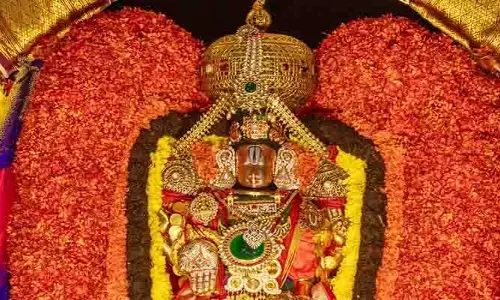 తిరుమలలో భక్తజన సందోహం: శ్రీవారి సర్వదర్శనానికి 18 గంటల నిరీక్షణ!