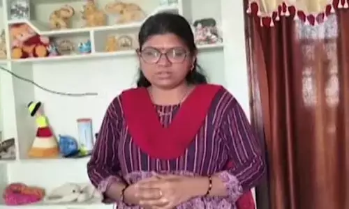పెళ్లి ప‌త్రిక‌లు ఇవ్వడానికి వ‌చ్చిన‌ట్టు న‌మ్మించి మూడున్న‌ర తులాల బంగారం చోరీ