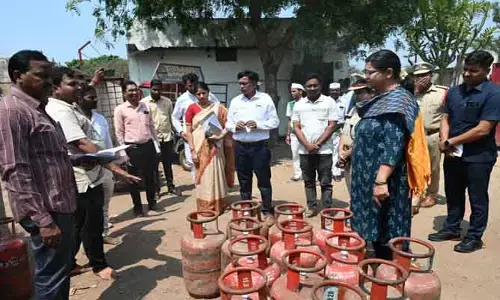 జిల్లాలో గ్యాస్ కొరత లేదు : కలెక్టర్ అభిలాష