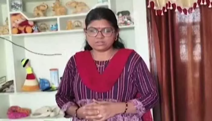 పెళ్లి పత్రికలు ఇవ్వడానికి వచ్చినట్టు నమ్మించి మూడున్నర తులాల బంగారం చోరీ పెళ్లి పత్రికలు ఇవ్వడానికి వచ్చినట్టు నమ్మించి మూడున్నర తులాల బంగారం చోరీ