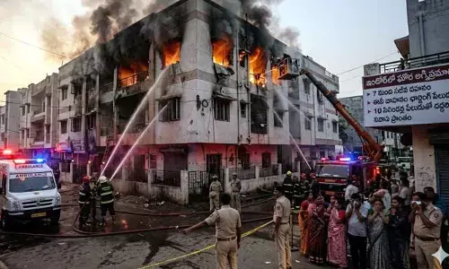 ఈవీ వాహనానికి ఛార్జింగ్ పెట్టి పడుకున్న కుటుంబం.. తెల్లారేసరికి ఏడుగురు సజీవదహనం