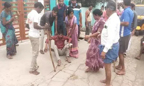 ఇంటి ముందే యువ‌కుడిపై అడ‌వి పంది దాడి