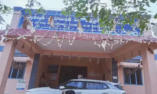 న‌ర్వ త‌హ‌శీల్దార్ కార్యాల‌యంలో నిలిచిపోయిన రిజిస్ట్రేష‌న్లు