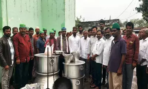 ముస్లింల‌కు ల‌క్ష రూపాయ‌లు కానుక‌లు.. హామీ నెర‌వేర్చిన మాజీ స‌ర్పంచ్