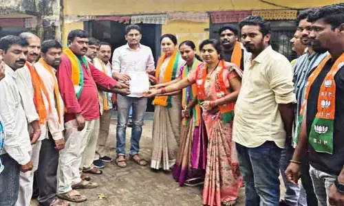 ప్ర‌భుత్వం ఇచ్చిన హామీలు త‌క్ష‌ణ‌మే అమ‌లు చేయాలి