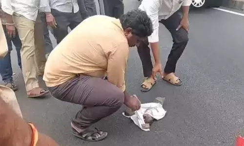 హైవే పై ప‌సికందు మృత‌దేహం ల‌భ్యం