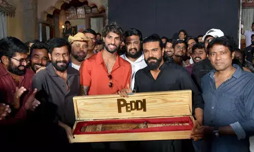 రామ్ చరణ్ పెద్ది సెట్స్‌లో వరల్డ్ కప్ విన్నర్ తిలక్ వర్మ సందడి.. గిఫ్ట్‌గా అదిరిపోయే బ్యాట్